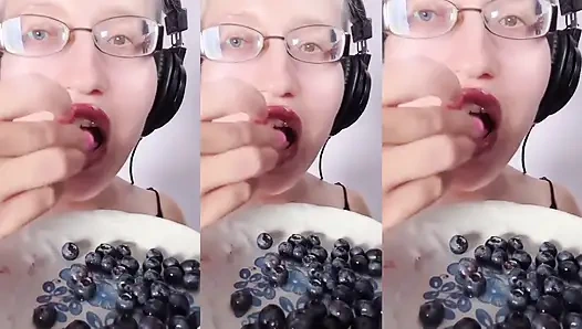 Asmr yabanmersini yeme - asmr, gözlük, dev kadın