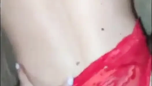 Arkadaşına dantelli külot koydu ve onu amıyla sikti... Deliği okşuyor