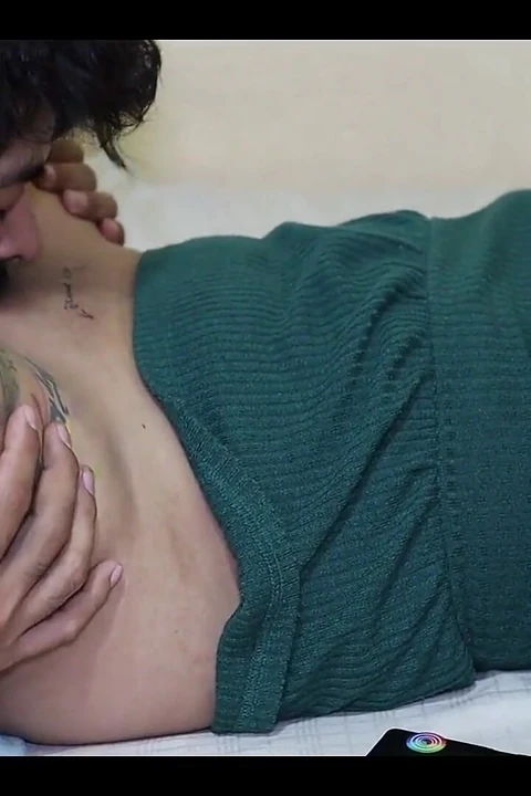 Zengin amcığı dövmeliyor ve iç boşalmayla ödüyor