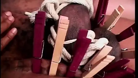 Sahibe Lena Ramon ve ortağı Bay On sekiz'in dev siyah yılanını evcilleştirmek için ip ve mandalı kullanıyor