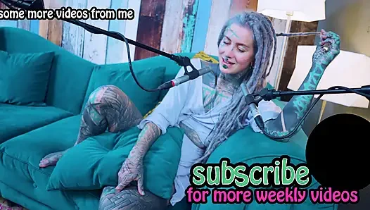H hakkında konuşuyorum - mutluluk - asmr podcast sfw konuşuyor gotik sıska kız dreadlocks dövmeli model dövmeli kız