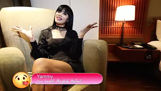 Helloladyboy dev çük Tayland ladyboy bends üzerinde için büyük çük