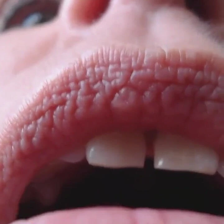 Giantiss, hiç bu videolardan birini izledin mi? Pire büyüklüğünde küçük bir şeysiniz.