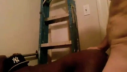 Beyaz üst ırkları siyah göt içinde tuvalet 2