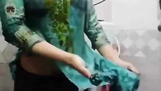 Gerçek karım banyo yapıyor lütfen beğenip yorum yapın