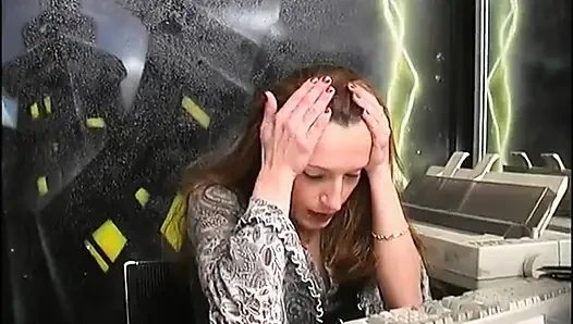 Azgın kızıl orta yaşlı seksi kadın götünü ve amcığını siktiriyor