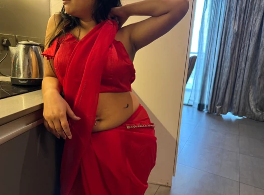Malkin ke pair daba ke naukar ne seduce Kiya hardcore chudai