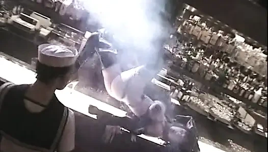 Denizcilerle barda üçlü seks ve bire bir sikiş. 2 sahne içinde 1