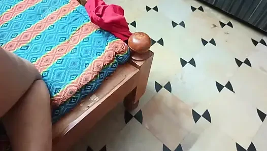 Güzel Hintli Asyalı evli kadın sikilmeden önce mastürbasyon yapıyor