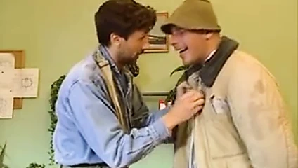 İki kardeş busty avukatla anlaştı