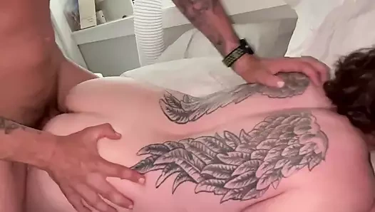 Ananas'ın kocası yıldız Michaela McKenzie, Johnholmesjunior'un karısını sikişirken filme alıyor