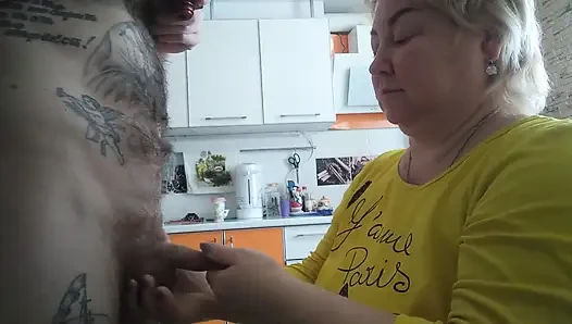 Kayınvalidem sakso yaparken taşaklarımı boşaltıyor