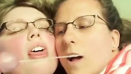 Julia mit Freundin facial