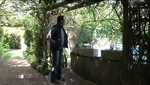 Taze ve busty sarışın kıçına bir tur verir