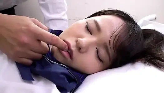 Etrafta kimse olmadığı için, o kızla