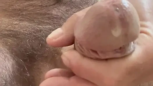 Sert sikimi okşuyor ve döl sızdırıyor
