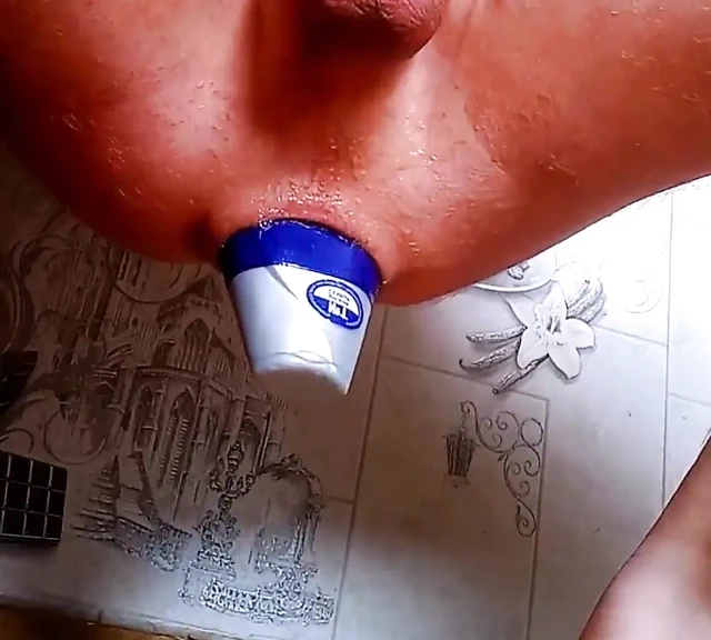 Şişeyi tamamen sokup kız gibi akıyorum. Yumruğum gerilmiş anüsüme boşaldıktan sonra boşalıyorum. Erkek fışkırtma