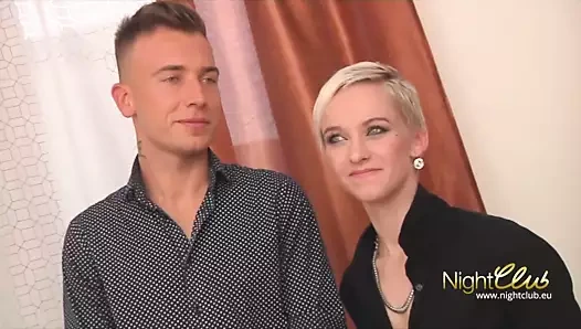 Blondes Teen wird beim Casting gleich doppelt bespritzt