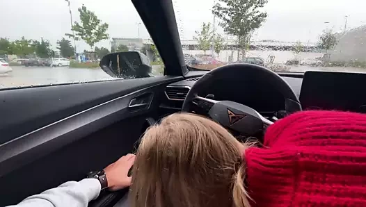 Süpermarket otoparkında bir arabada özensiz handjob - kamu