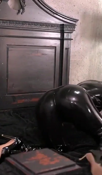 Ateşli lateks sahibe Arya Grander seksi derleme, lastik fetişi ve pozitif kadın egemenliği