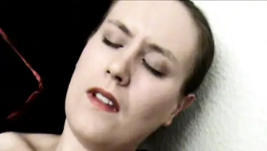 İri göğüslü sürtük kadınlar tarafından mastürbasyon yapmayı seviyor