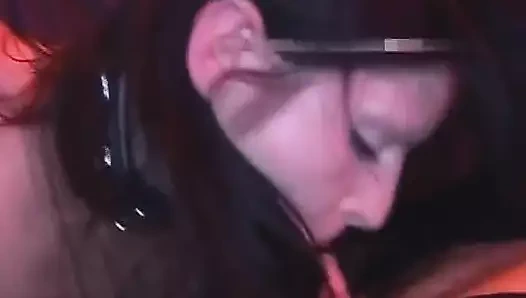 Muhteşem bir Alman bebekle sert bir üçlü seks yaptıktan sonra yüze boşalma