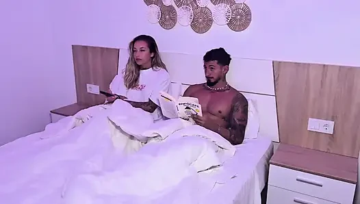 Seksi sarışın devasa poposunu lezzetli bir şekilde hareket ettiriyor, sert ve tutkulu bir seks Katty Soarez