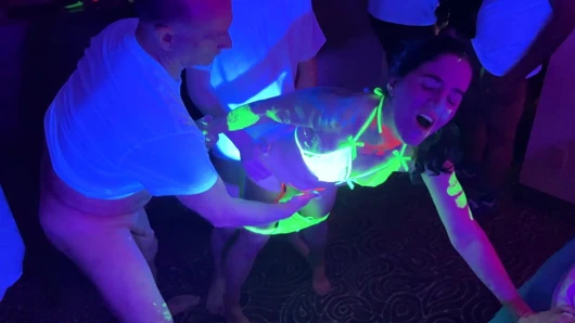 Glow Party! Döle aç sürtük için bukkake grup seks - vanessa cliff