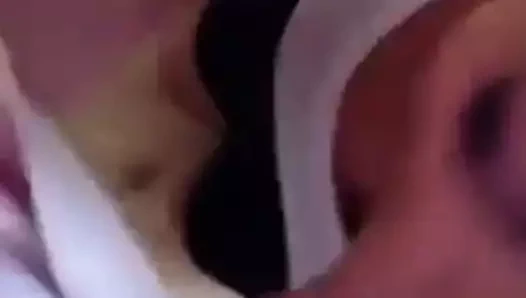 Aptal sürtük gırtlağına kadar sikişiyor