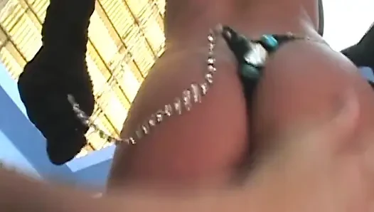 Sarışın hatun genişçe damlıyor havuz kenarında sikişiyor