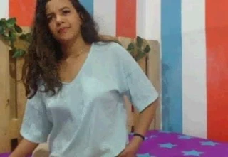 Sevimli kız siyah sutyen koymak onu göstermek ve meme uçları göstermek