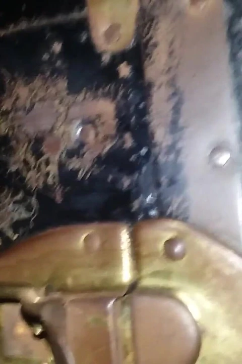 Evli kadın kocasının önünde yarağa biniyor