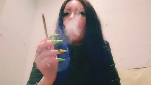 Seksi sigara içme. Ateşli bir kızdan sigara fetişi. Hadi sigara molası verelim, yüzüne duman sakso çekip sana külüm yapacağım
