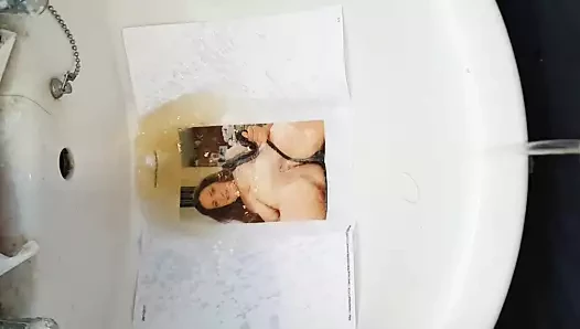 bir büyükanne pissing