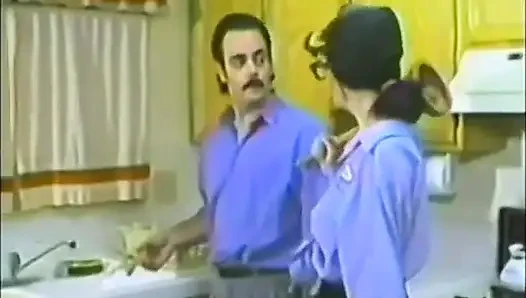 Bir kadın tesisatçı lavabodan daha fazlasını açıyor