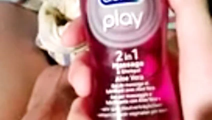 Sexy dude mit geilem Schwanz machts es sich mit durex