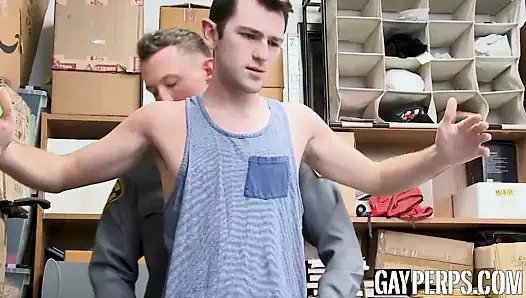 Memur genç hırsızı yakalar ve sıkı kıçını çıplak çekiçler