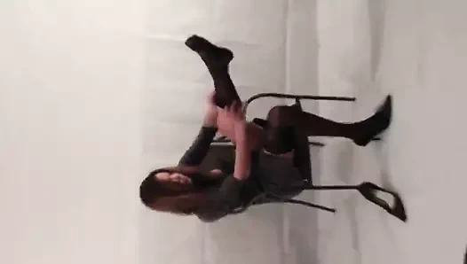 Siyah çoraplar ve topuklu ayakkabılar