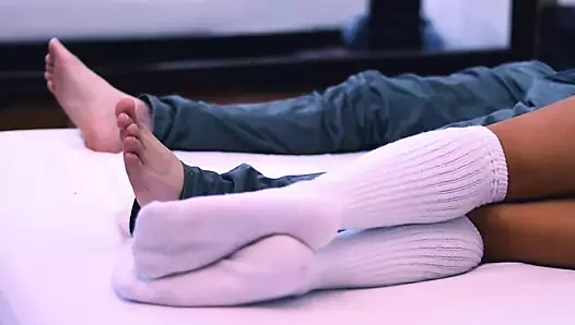 Öğrenci, karısı bir iş gezisindeyken yönetmeni baştan çıkarıyor ve otel odasında sikiyor.