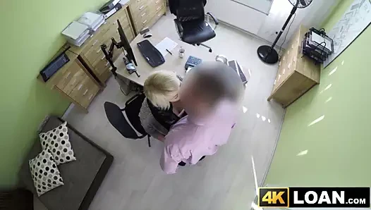 Güzel sarışın eğildi ve ofiste sert becerdin