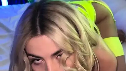 Chanel Camryn şehvetini buharlı bir döllemeyle satiyor