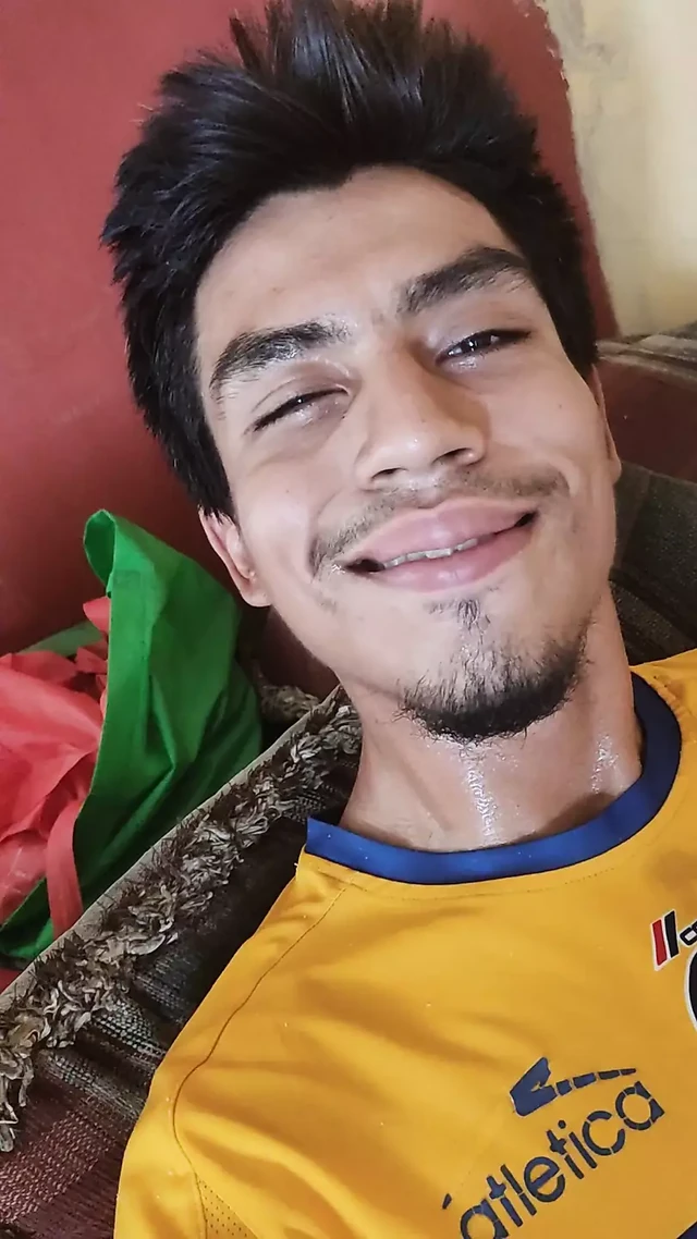 Büyük yarağıma dokunuyorum