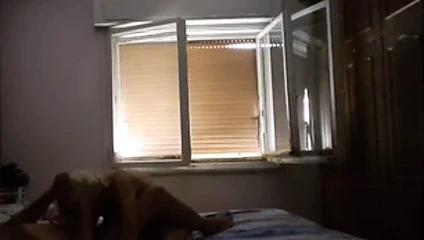 Eş darbeler beni ve sağlar beni boşalmak içinde ona ağız