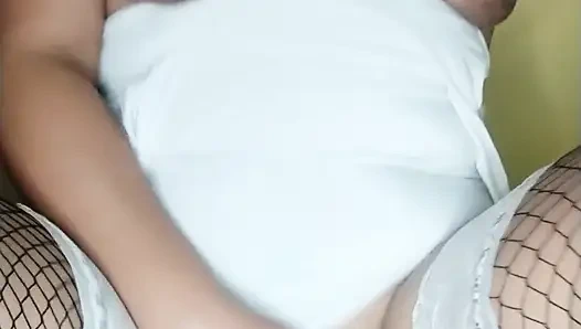 Beni sikiyorlar ve fantezimi gerçekleştirmek için iç çamaşırımı giyiyorum