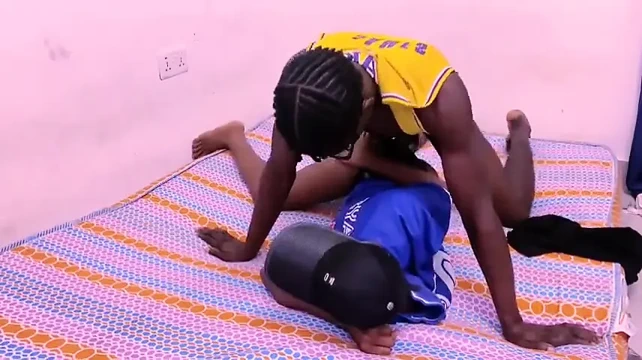 Aşağı Sabitlendi Ve Acımasızca Sikildi