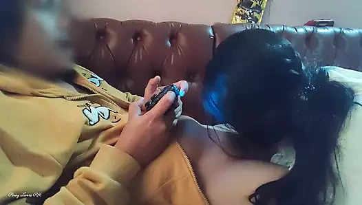 Desi üvey kız kardeş bilgisayar oyunu oynarken yarağımı emiyor büyük bir dölleme yaptım