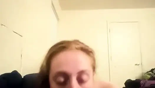 Boşalmak istediğim o yarağı emiyor