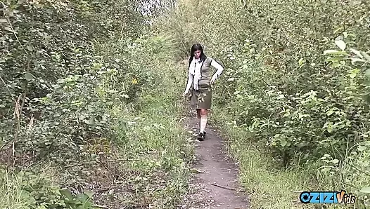 Ormanda kayboldu ve büyük sert yaraklarla dolduruldu