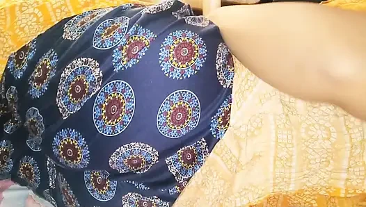 Asyalı kız kamerada büyük göğüslerini gösteriyor