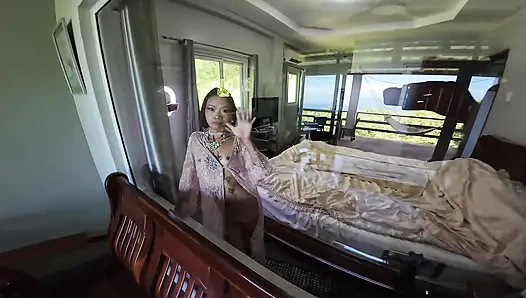 Dövmeli Asyalı bebek onu götüne sokuyor ve sonra amından yüzüne büyük boşalma alıyor